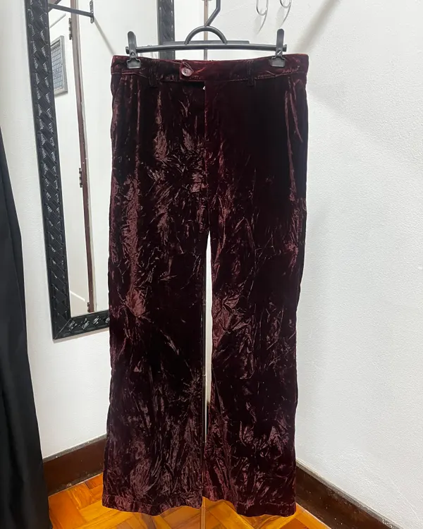 Calça em veludo molhado
